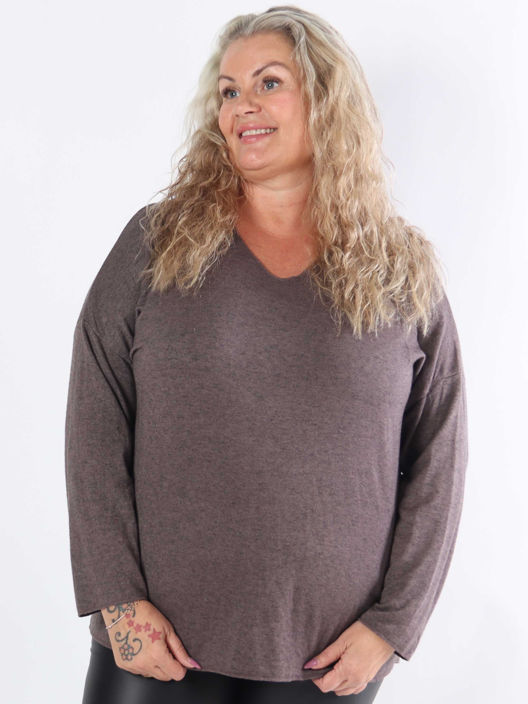 Djamila - Mjuk viskosblus i plus size med v-ringning